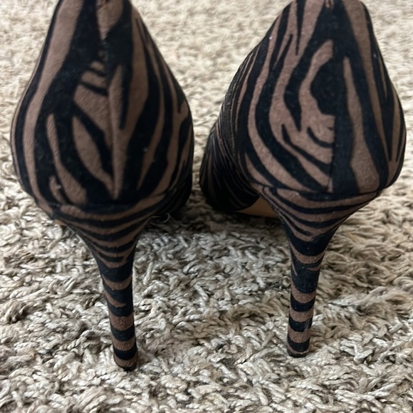 VINCE CAMUTO SAVILLA
MOCHA TEXTURED ZEBRA
HEELS SIZE 7.5 - Picture 7 of 14